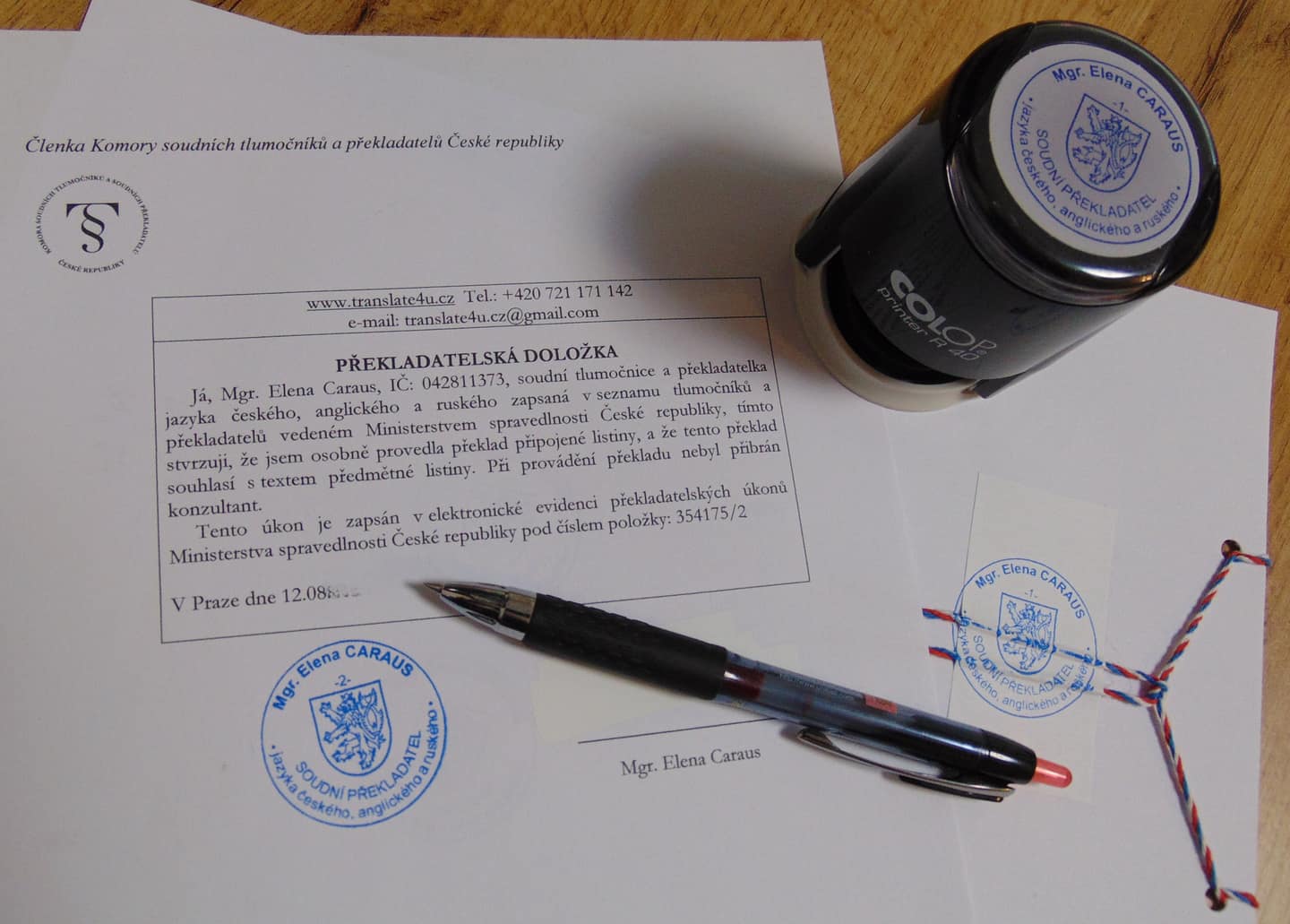 Ověřený překlad s překladatelskou doložkou, kulatou pečetí a razítkem soudní překladatelky Mgr. Eleny Caraus